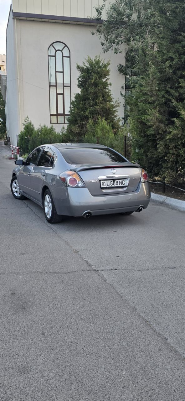 Nissan Altima srochna