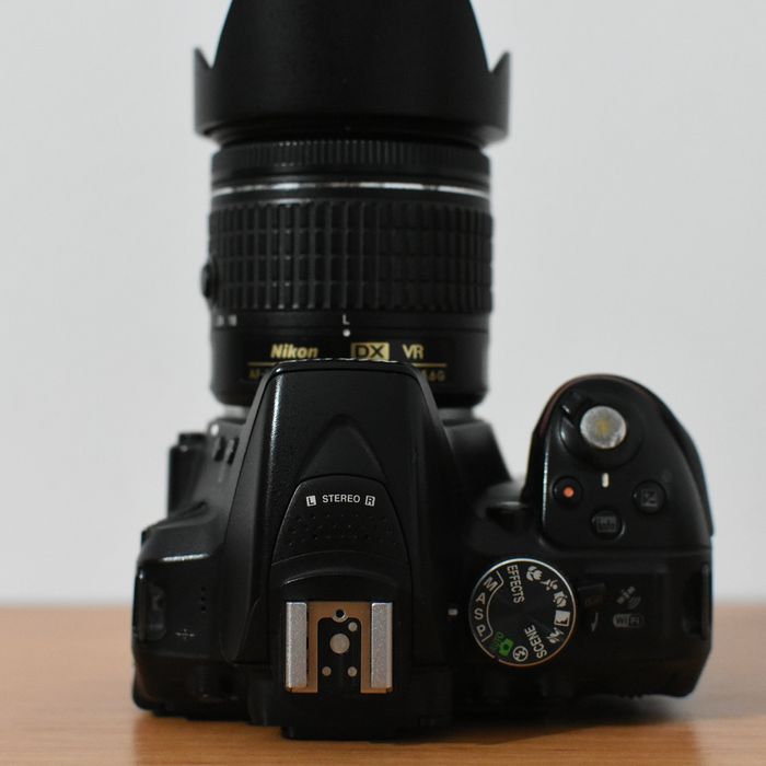 Nikon D5300, 2 obiective AF-P 18-55mm f/3.5-5.6 VR, geantă Nikon