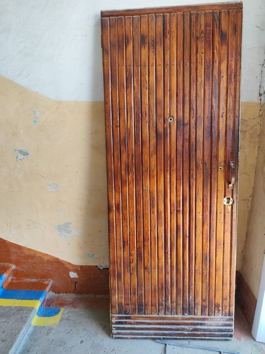 Деревяная входная дверь