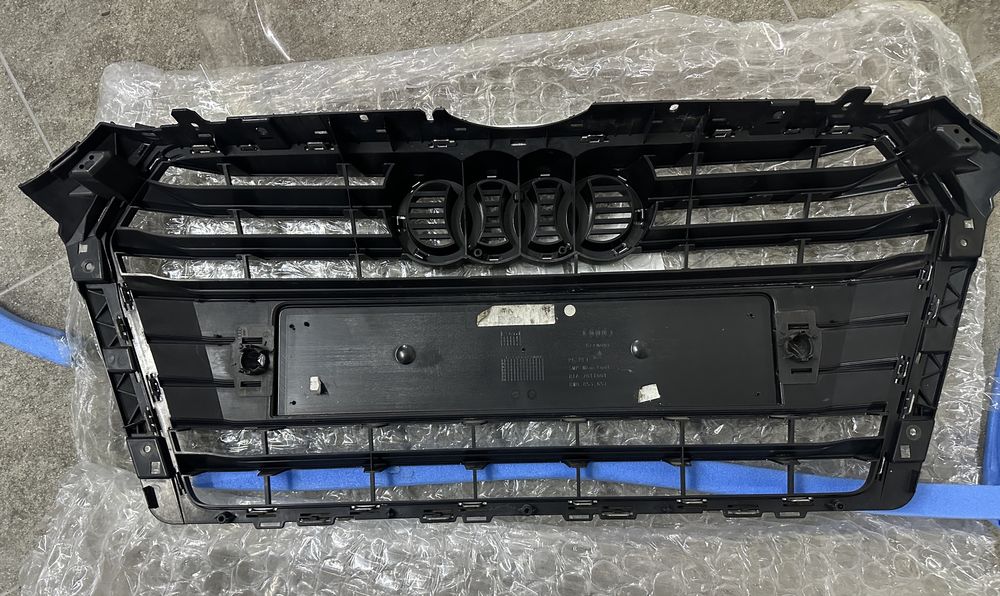 Оригинална решетка за а4 б9 с емблемата