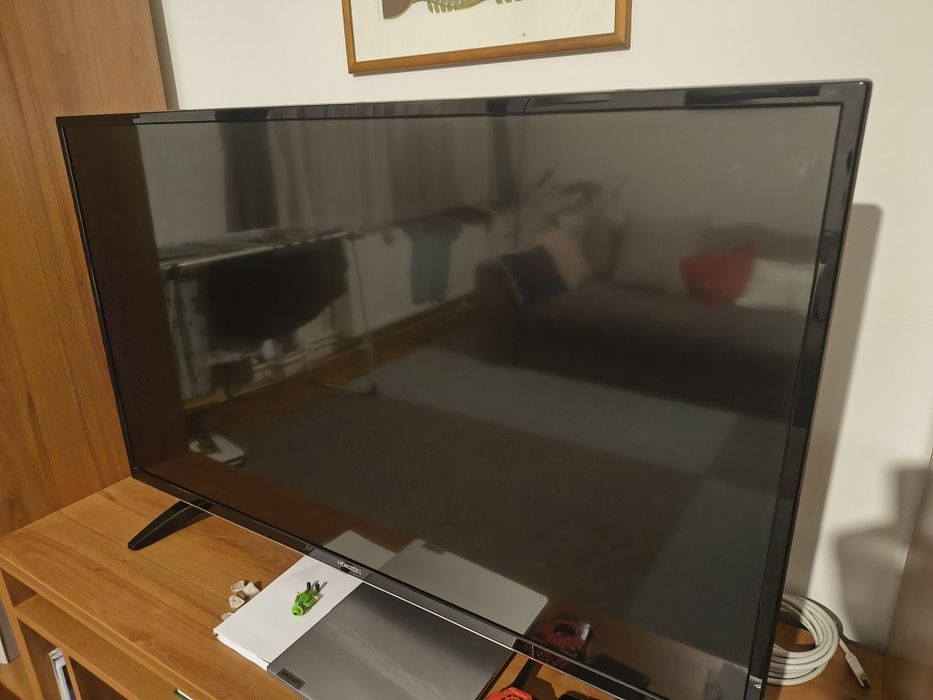 Vand smart TV Horizon 110 cm ca nou