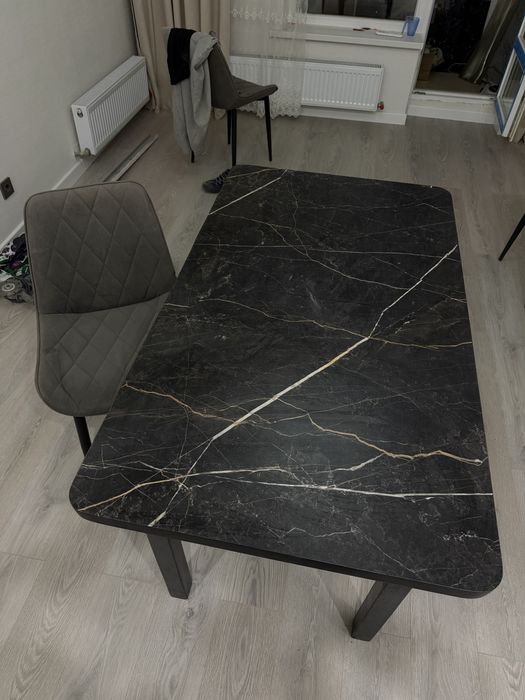 Стол в хорошем состоянии