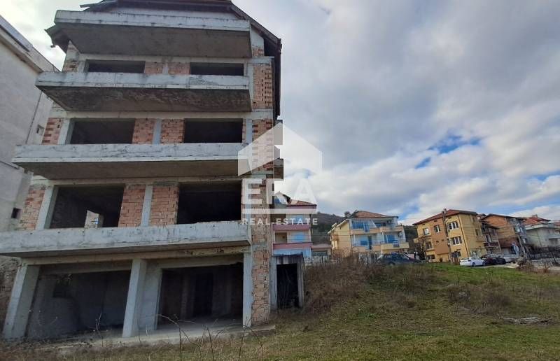 Пететажен новостроящ се хотел за продажба, с морска панорама, двор и 3