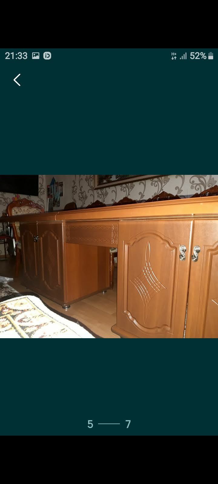 Стол со стульями.внизу шкафы