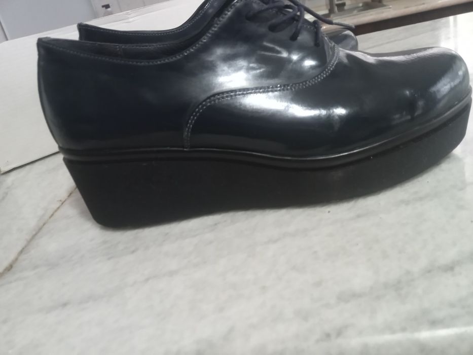 Продаются лаковые туфли