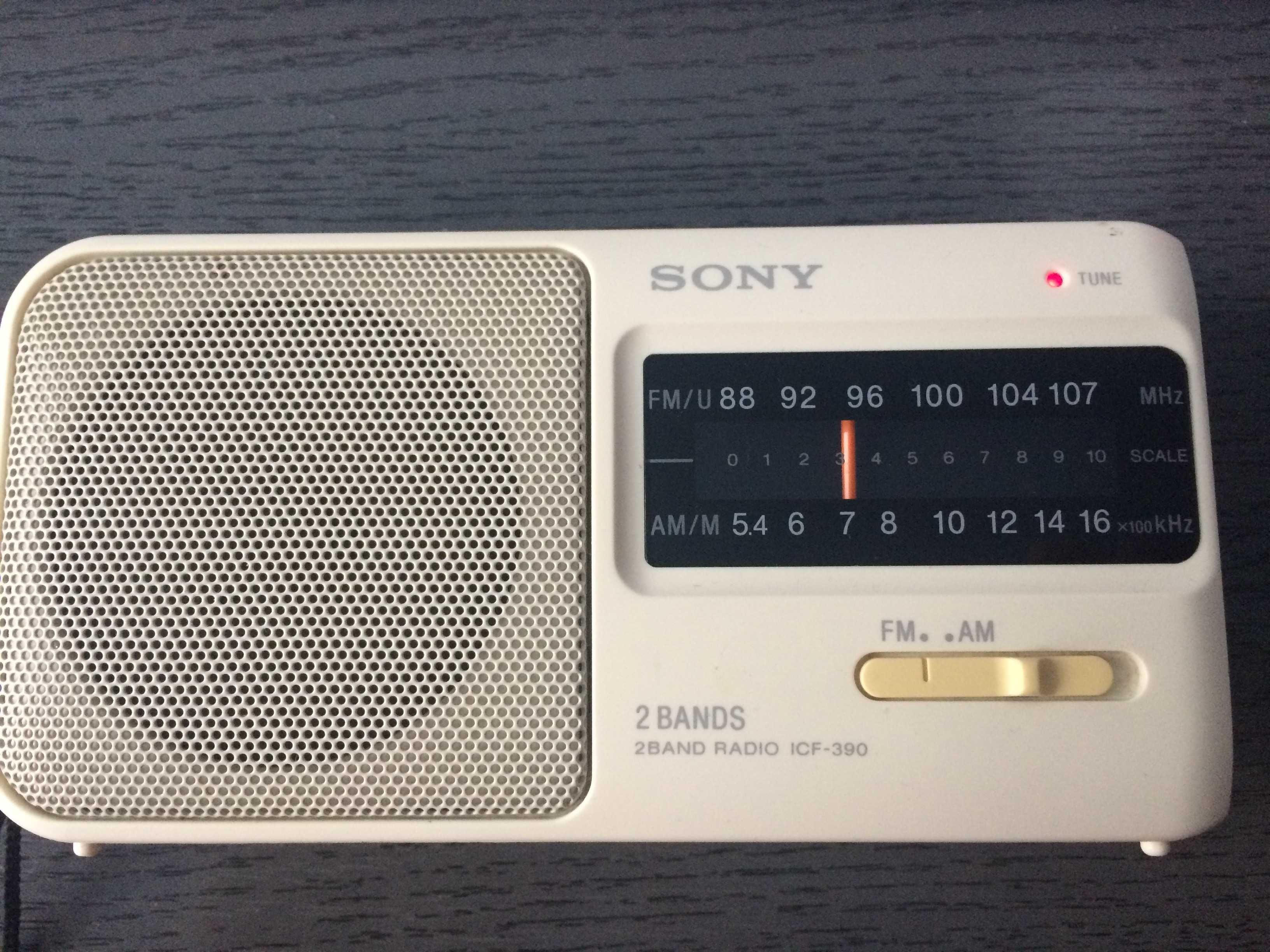 Radio de colectie Sony ICF-390 din 1993 functional.Cititi anuntul.