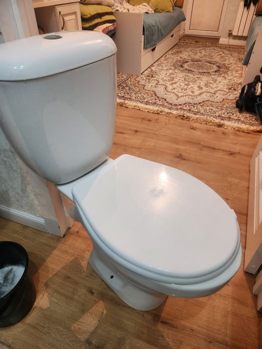 Унитаз рабочий нигде не сломана