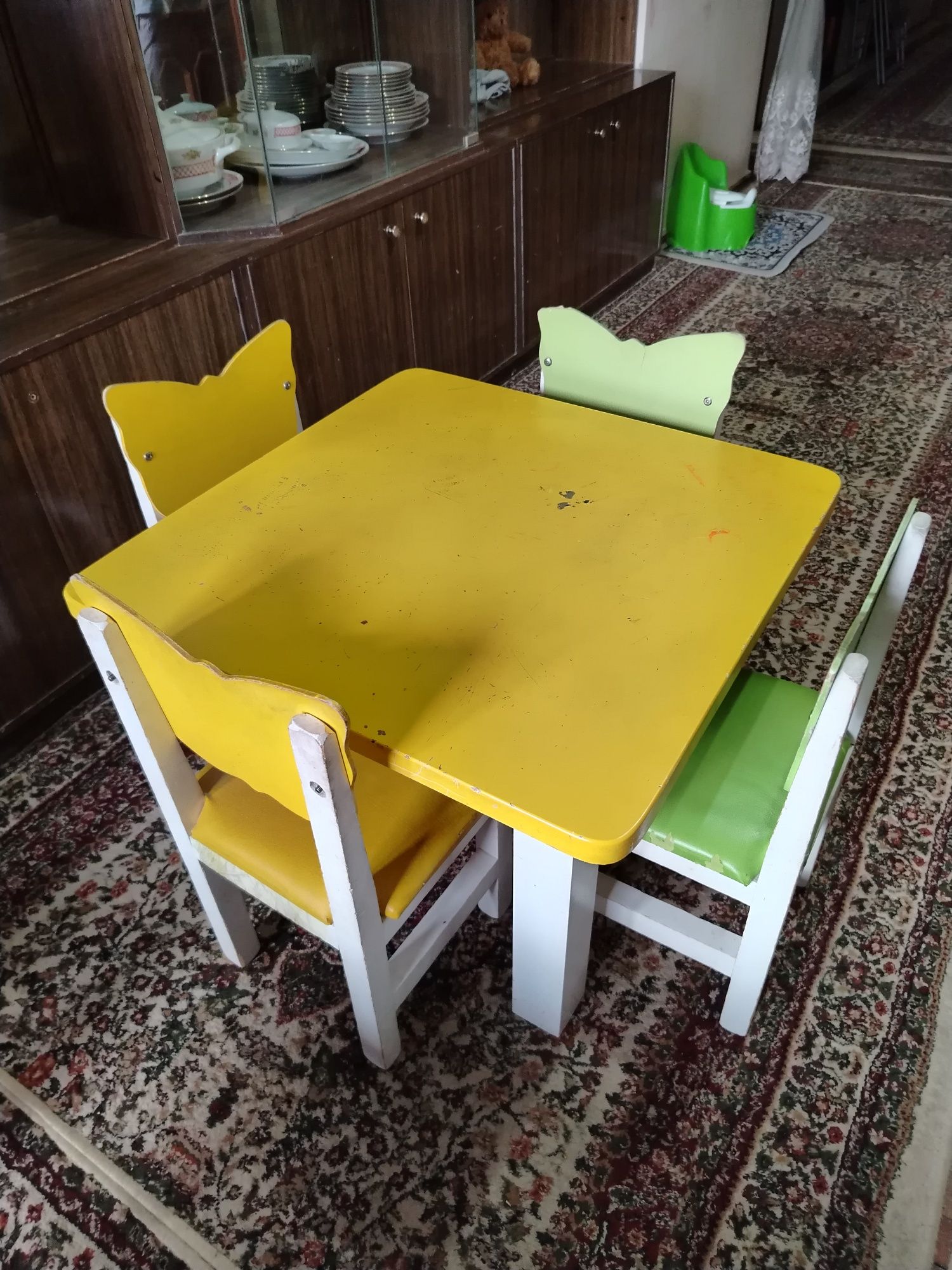 Detskiy stol stul sotiladi yaxwi xolati