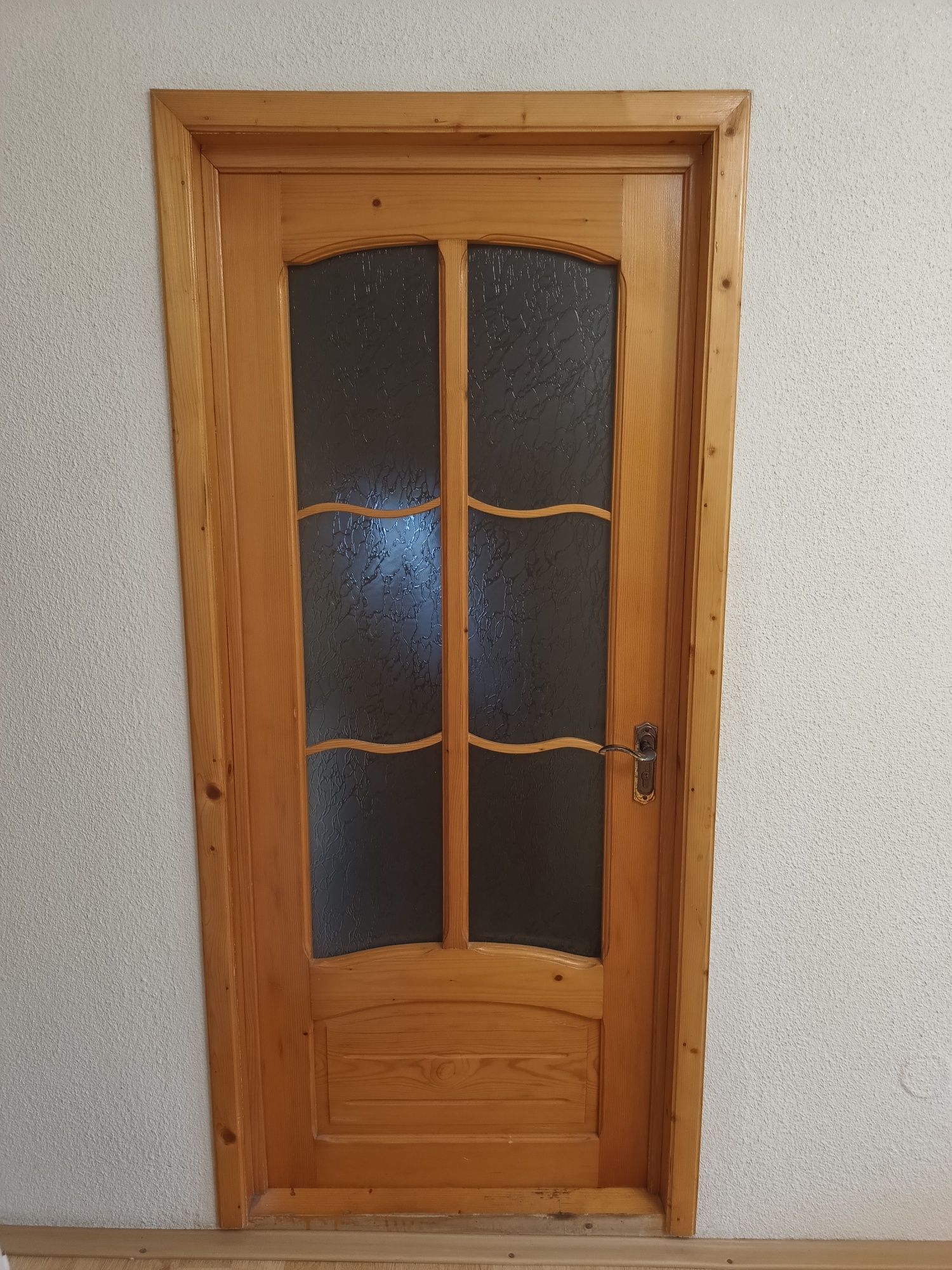 Ușa de lemn de brad