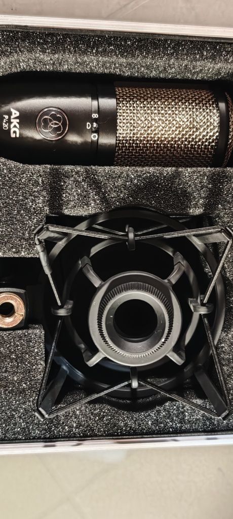 Продавам студиен кондензаторен микрофон akg p420