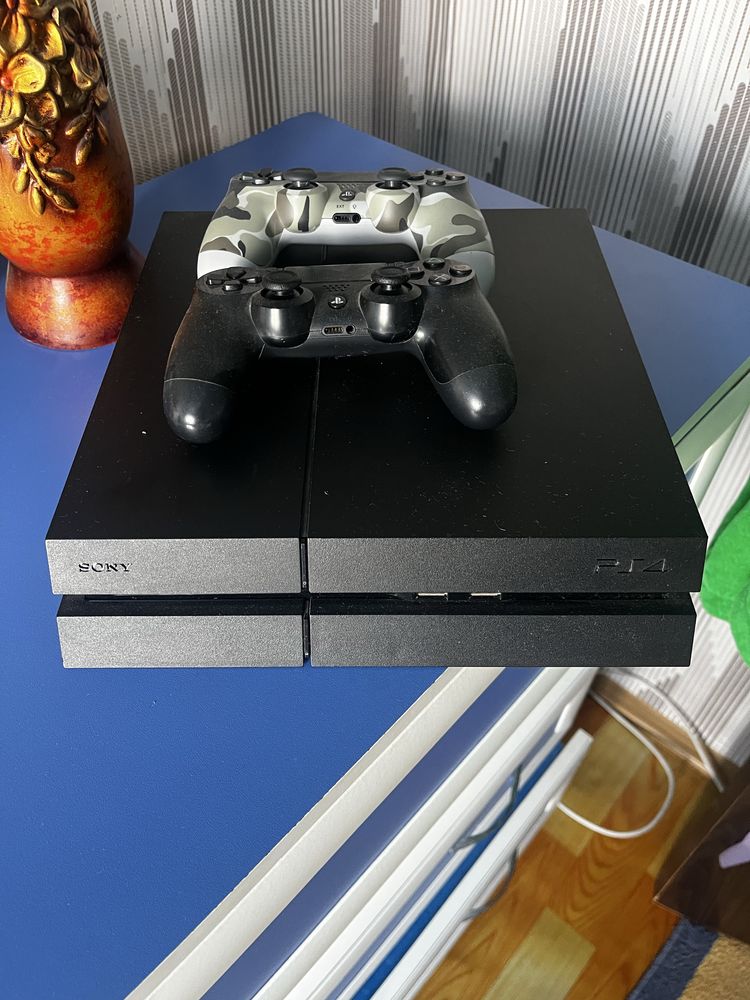 Продам PS4 + 2 контроллера