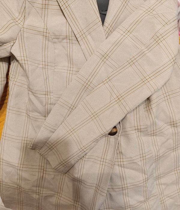 Бежово дамско сако с етикет