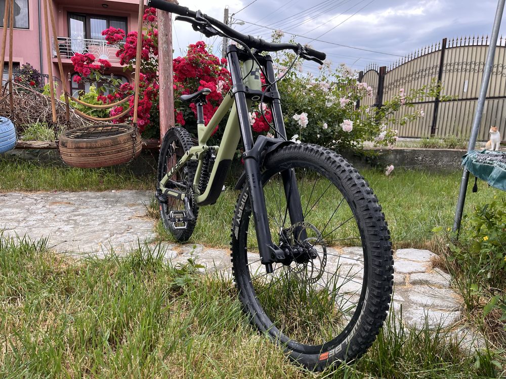 Bicicleta Downhill Cube Two15 Race 27.5 (2024)