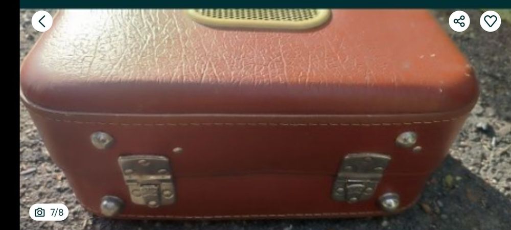 Pick-up sovietic portabil tip geamantan  pe lampi