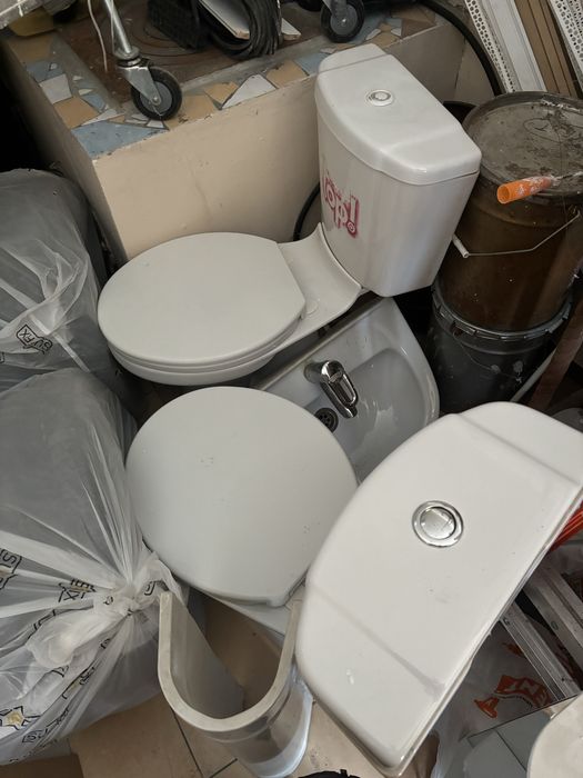 Продам 2 унитаза, раковину, зеркало