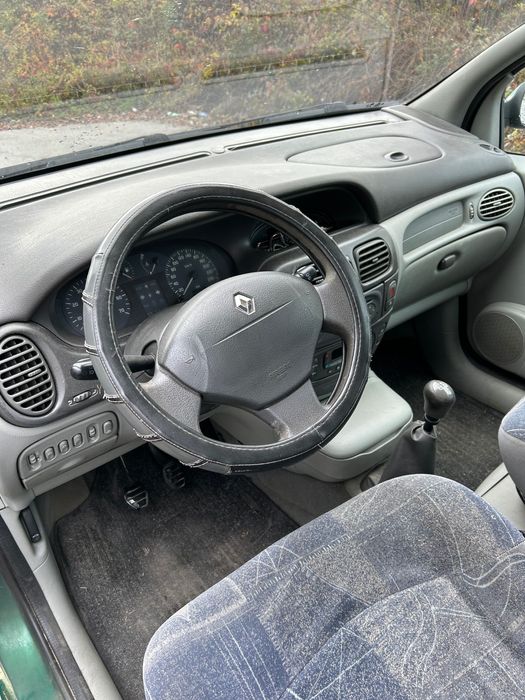 Автомобил Рено Сценик