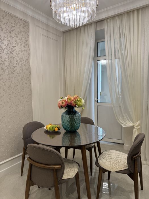 Продам стильный обеденный стол и комплект из 6 стульев