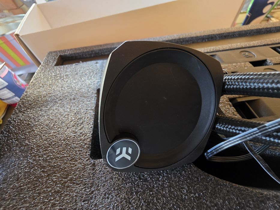 Vând cooler EK Nucleus CR360 Lux D-RGB