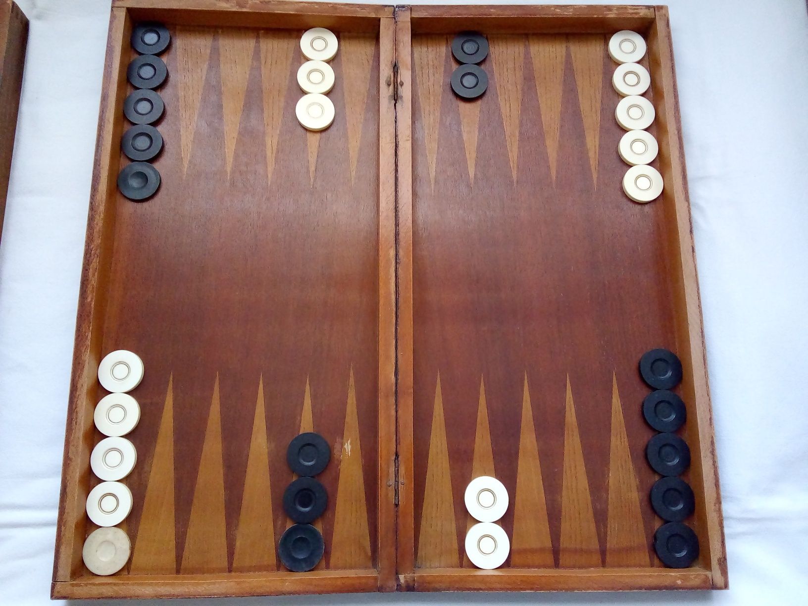 Шах и табла в дървена кутия, пулове за игра на табла, дървени фигури
