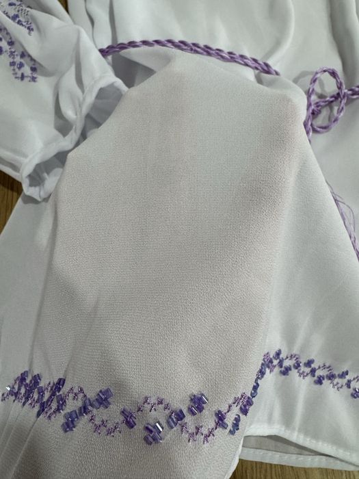 Rochie tip ie, albă cu broderie mov – mărime S/M