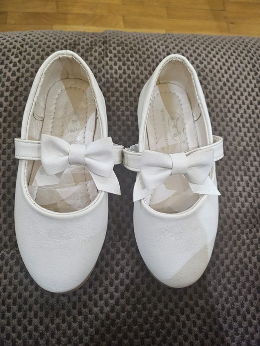 Детски бели обувки