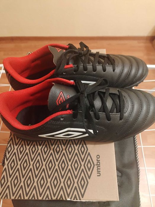 Футболни обувки умбро