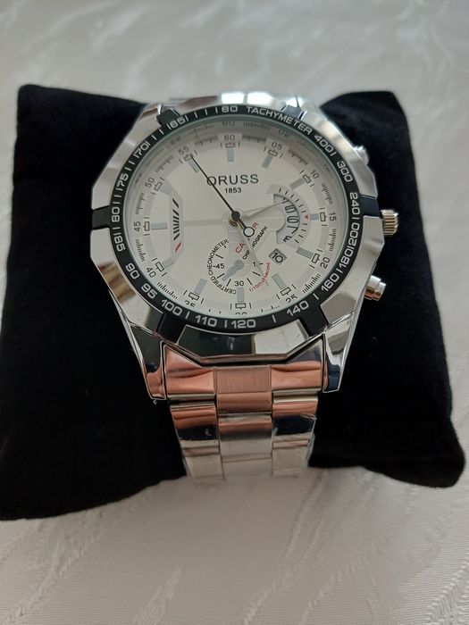 Продавам часовник орис нов с кутия