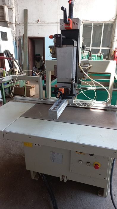 многошпинделна пробивна машина с 21 шпиндела +3 шпиндела за панти VITA