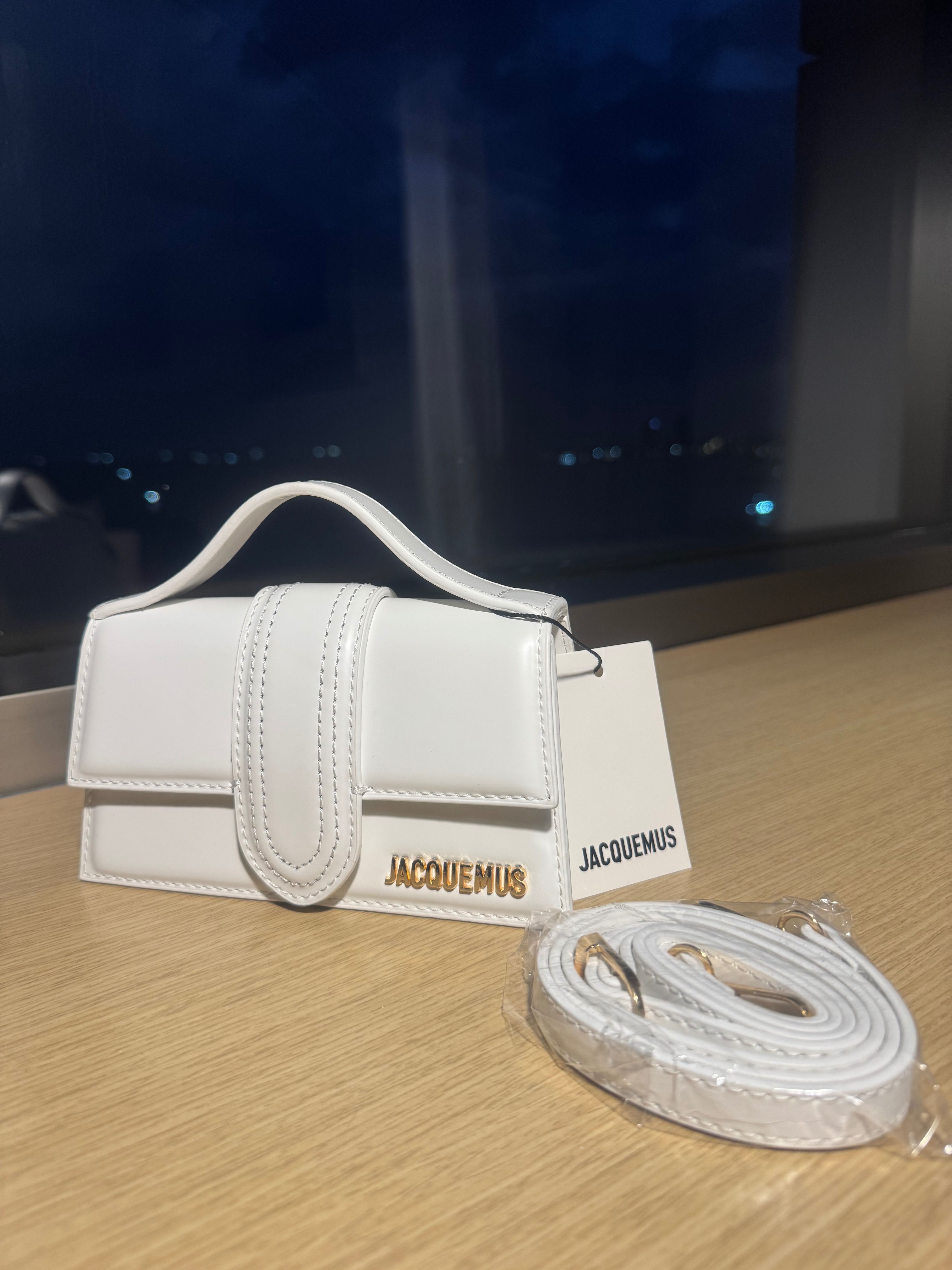 Луксозна дизайнерска чанта Jacquemus – модел Le Chiquito Long