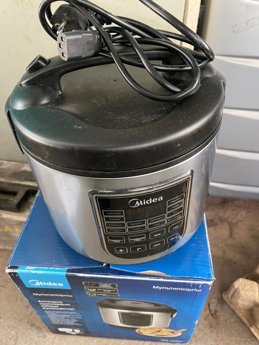 Мультиварка Midea в отличном состоянии