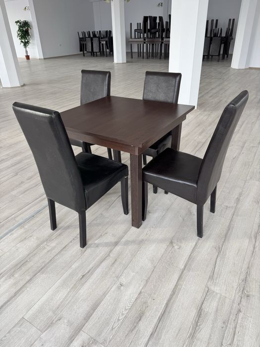 Masă si scaun restaurant impecabile.