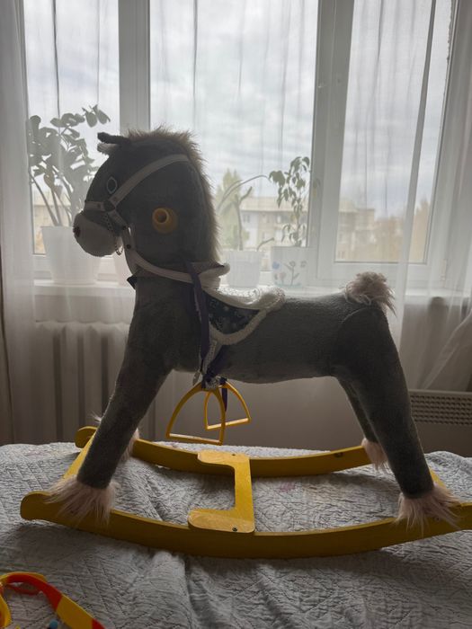 Продам игрушку-попрыгунчик и лошадку