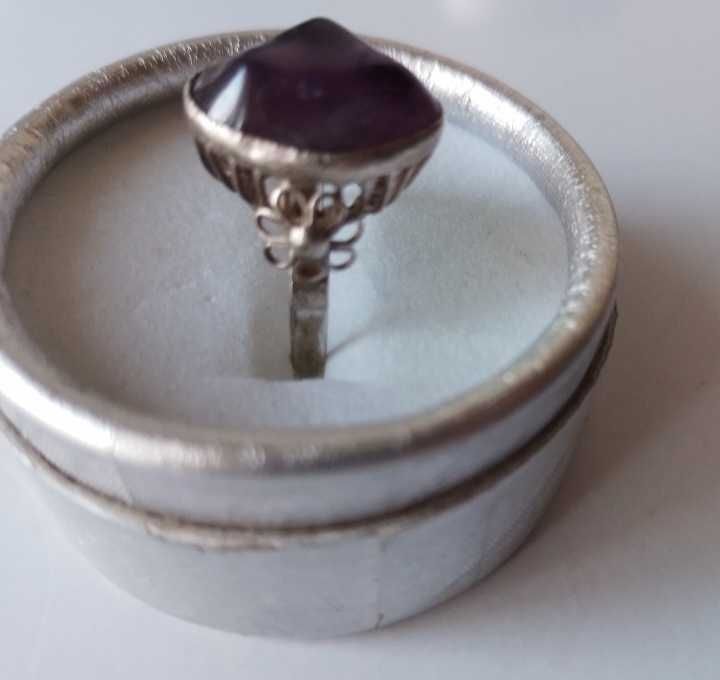 Inel frumos, elegant, din argint, cu ametist.
Perfect pentru cadou