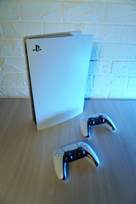 Play station 5 с дисководом и 2 джойстиками и играми