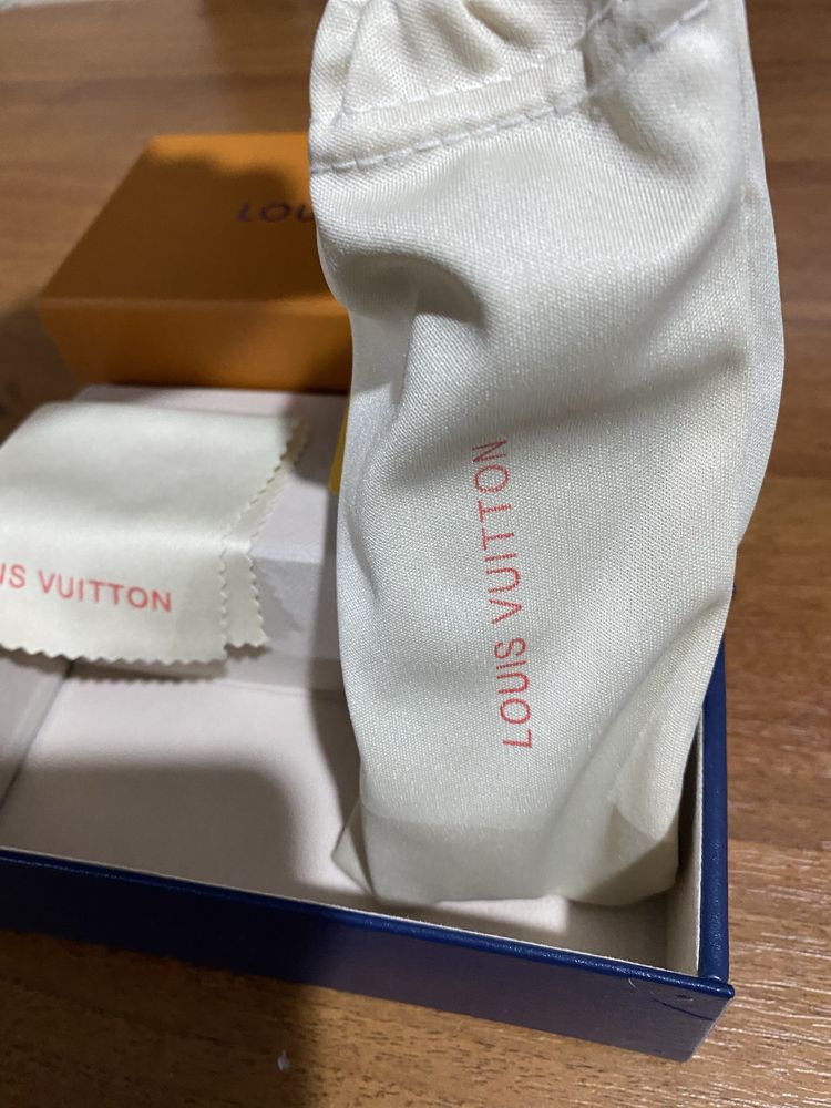 Часовник Emporio Armani – чисто нов, с кутия, документи и етикети.