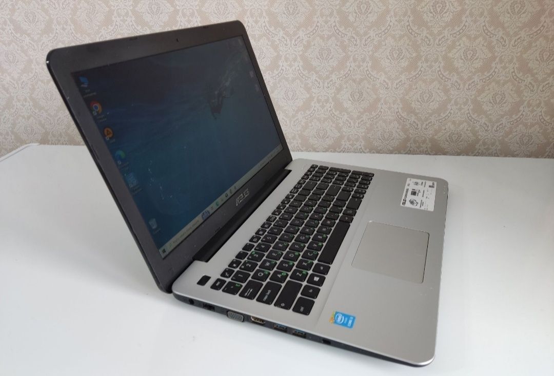 Отличный ноутбук ASUS X555L/15.6/ i3-4010U/SSD128/HDD1000/RAM8