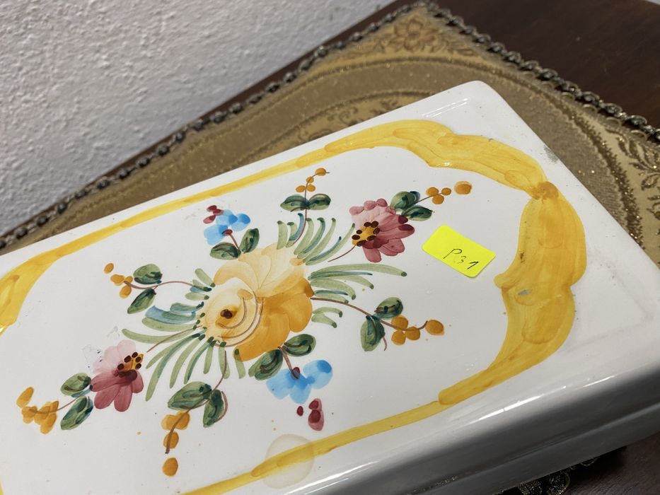 Стенни порцеланови вази с орнаменти