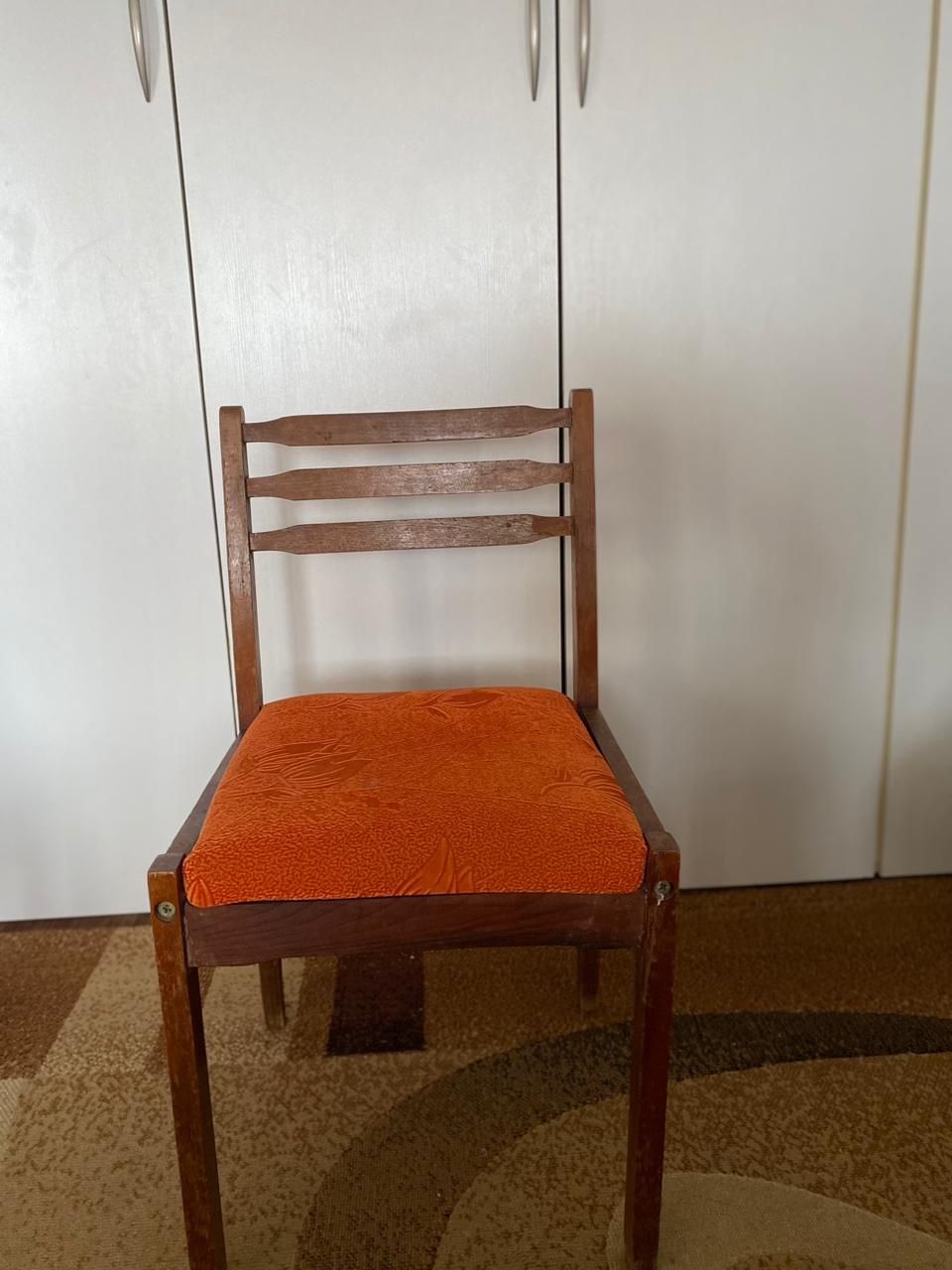 Продам стулья в среднем состоянии