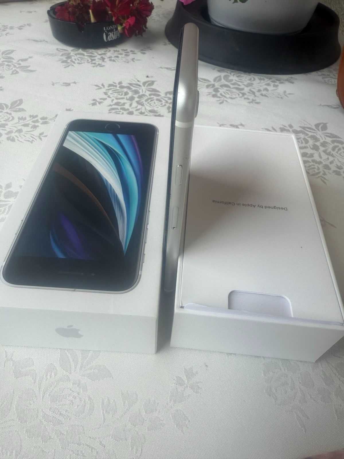 Iphone se 2020 в много добро състояние