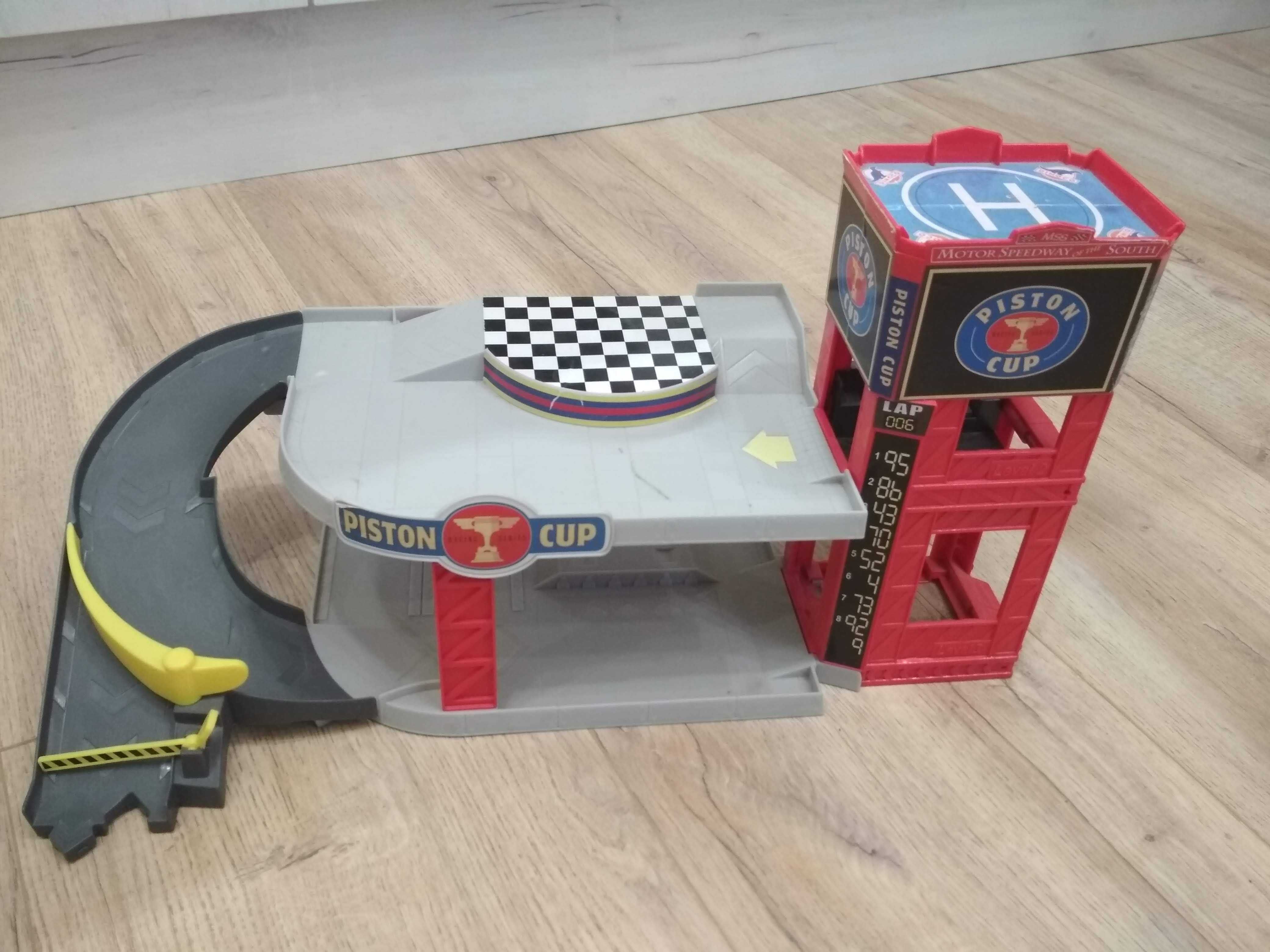 Комплект за игра писта Disney Cars, Racing Piston Cup паркинг лот