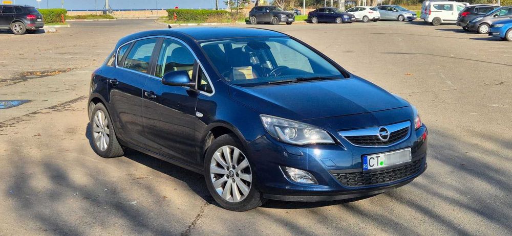 Vand Opel Astra J versiunea COSMO 1.7cdti, 110CP, fabricatie 2010
