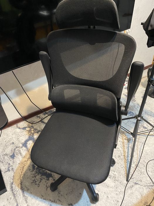 Эргономичное офисное кресло с подголовником и сеткой (б/у)