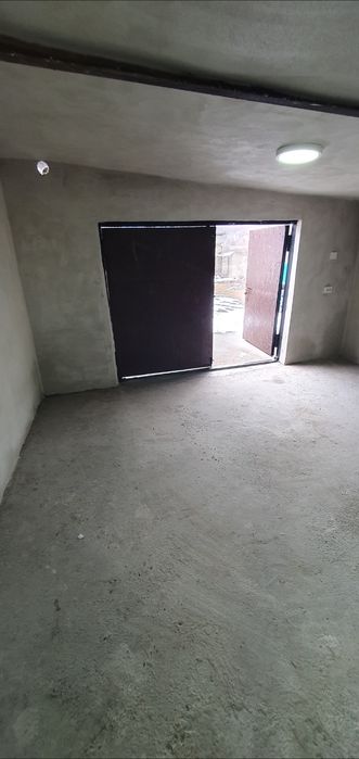 Inchiriez Garaj mare în petrila 12m