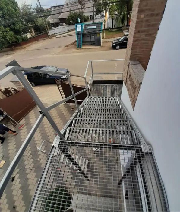 Scări metalice zincate