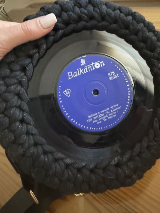 Плетена чанта с истинска грамофонна плоча