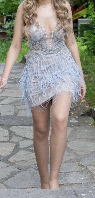 Бална къса рокля с пера и камъни