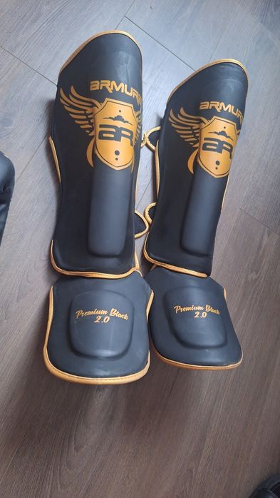 Echipament Kickboxing Armura Premium Black 2.0 – mănuși + tibiere