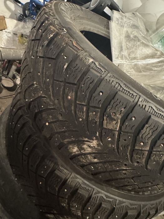 Продам зимние шины мишлен 2шт.  И пирелли 3 шт по 10000