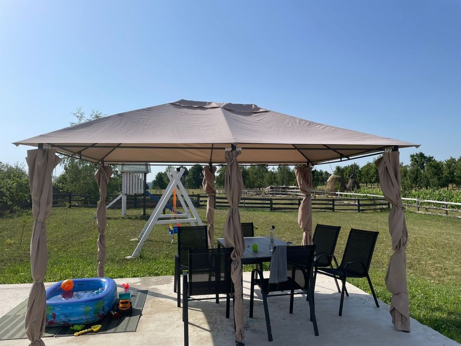 Vand pavilion aprope nou