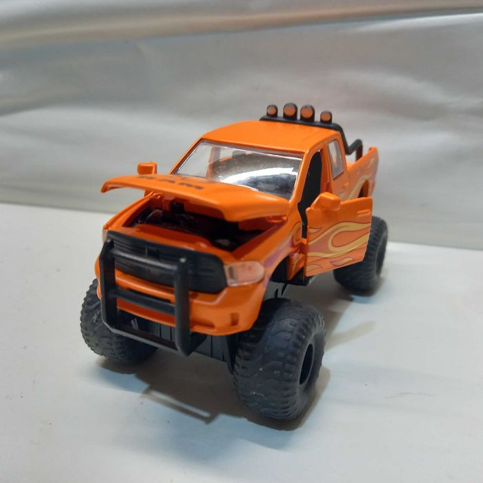 Siku Dodge Ram 1500 cu anvelope cauciuc, scara 1/50, ca nouă
